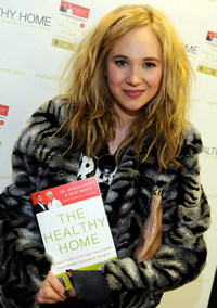 Book Juno Temple for your next corporate event, function, or private party.