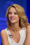 Book Yael Grobglas for your next event.